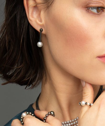 Alternative view of Ohrstecker Kurma lang Akoya